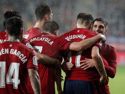 Ante Budimir celebra el primer gol del Osasuna ante el Cádiz junto a sus compañeros.