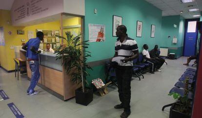 Inmigrantes africanos, en un centro de salud en Bilbao.
