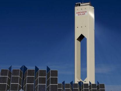 Una torre perteneciente a la planta solar de Abengoa en Sanl&uacute;car la Mayor, cerca de Sevilla.