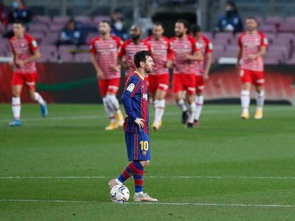 Leo Messi, en el centro del campo tras encajar el segundo gol del Granada.