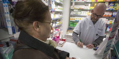 Una pensionista en una farmacia de Madrid.