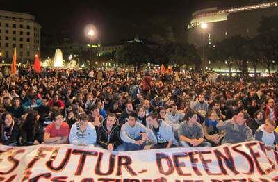Protesta de universitarios contra los recortes educativos, ayer, en Barcelona.