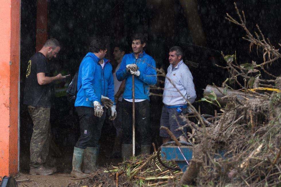 Nadal ayuda a los residentes de Sant Llorenç en las labores para achicar el agua de sus casas tras las fuertes lluvias torrenciales del 9 de octubre de 2018.