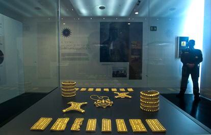 Piezas del tesoro de El Carambolo, cuando se inauguró en 2012 la sala que lo alberga en el Museo de Arqueología de Sevilla.