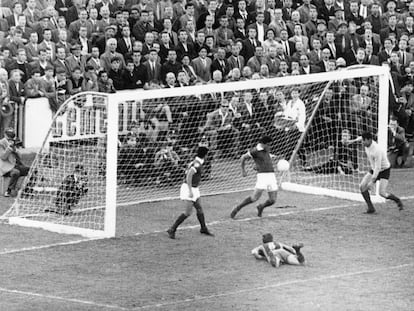 Angelo Martins, defensa del Benfica, detiene sobre la línea de gol un cabezazo de Kocsis, en el suelo, en la final de 1961.