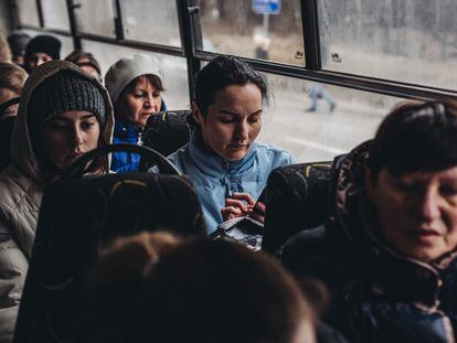 Un grupo de mujeres son evacuadas en un autobús de Irpin (Ucrania), el 5 de marzo de 2022.