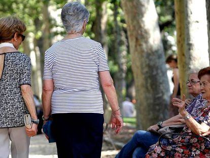 Varias mujeres mayores, en el parque del Retiro de Madrid en junio de 2016. 
 
 
  ... 