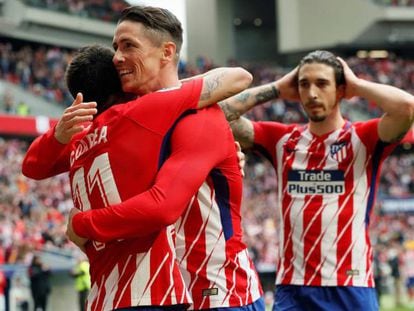 FOTO: Fernando Torres celebra su gol con Correa, autor del pase, con Vrsaljko al fondo. / VÍDEO: Declaraciones de Simeone y Godín, tras el partido.