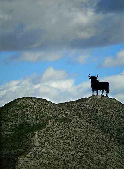 La mítica silueta del toro en lo alto de una colina en Los Monegros, a 45 minutos de Zaragoza.