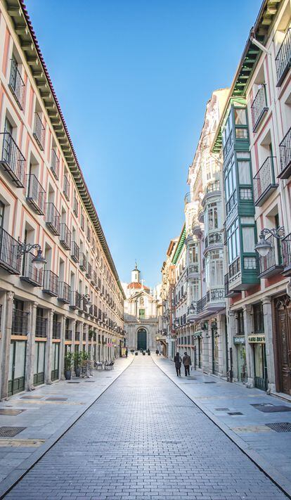 La calle de la Platería, junto con la plaza del Ochavo, forma parte del conjunto mercantil de la antigua Plaza del Mercado de Valladolid y el barrio de artesanos.