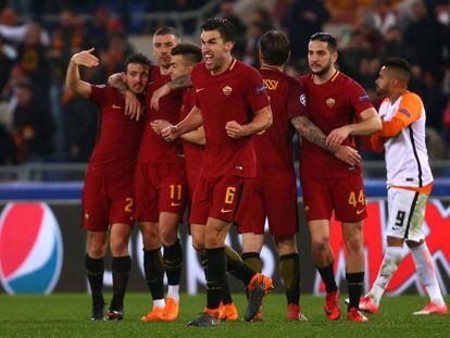 Los jugadores de la Roma celebran el pase a cuartos.