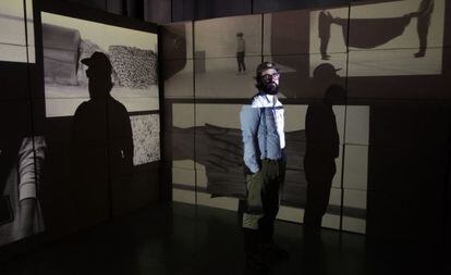 El artista Luis Úrculo, ante su instalación en Matadero de Madrid 'Procesos infinitos'.