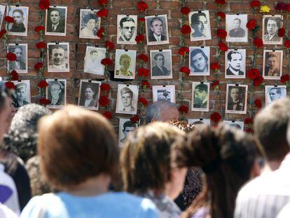 Homenaje en diciembre de 2019 a los 3.000 fusilados durante el franquismo en el cementerio de La Almudena (Madrid).