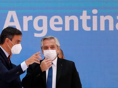 El presidente de España, Pedro Sánchez con el presidente argentino, Alberto Fernández, el pasado miércoles en la Casa Rosada en Buenos Aires (Argentina).