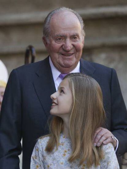 Don Juan Carlos, junto a la infanta Leonor, este domingo en Palma.