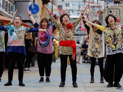 En foto: un grupo de jubiladas japonesas bailan en las calles de Osaka, Japón para recibir a los líderes que asisten al G20. En vídeo: 'las abuelas de Osaka' dan la bienvenida al G20.