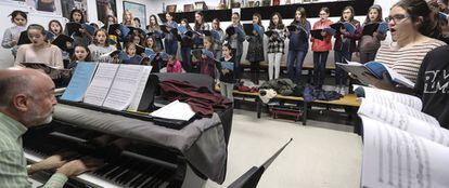 Les nenes del Cor Vivaldi entonen de valent guiades pel seu director, Òscar Boada, cada migdia a l’escola Ipsi.