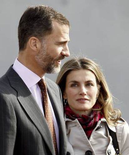 El príncipe Felipe de Borbón y la princesa Letizia, durante la despedida con honores que hoy se les ha brindado en el aeropuerto de Barajas, desde donde los Príncipes de Asturias viajan a la capital panameña para iniciar una visita oficial a Panamá y Ecuador.