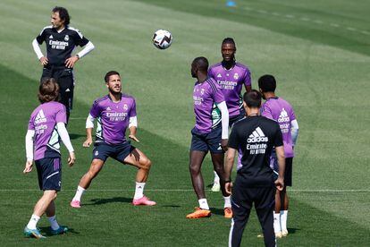 Eden Hazard controla el balón en un rondo con sus compañeros en el entrenamiento del sábado.