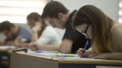 Estudiantes valencianos se examinan de selectividad en junio de 2013.