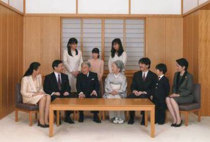 Los emperadores de Japón, en el centro, con su familia en la que abundan las mujeres.