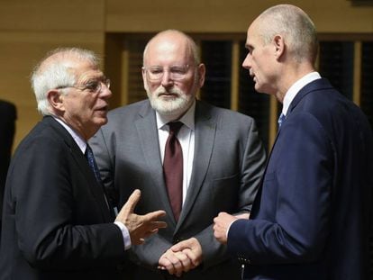 Los ministros español y luxemburgués de Exteriores conversan con el vicepresidente de la Comisión tras una audiencia sobre Polonia, el pasado junio.