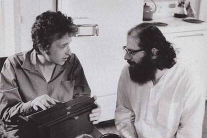 Bob Dylan, a la izquierda, y el poeta Allen Ginsberg, en Nueva York en 1964.
