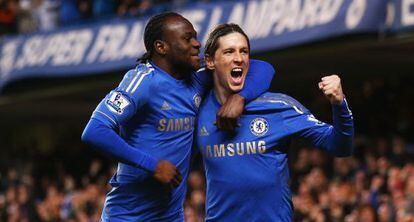 Torres celebra un gol con Moses ante el Aston Villa.