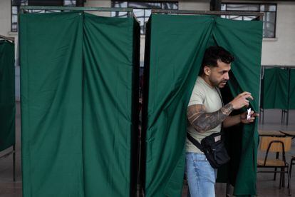 Un ciudadano en un centro de votación en Santiago, este domingo.