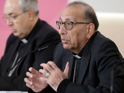 El presidente de la Conferencia Episcopal Española, Juan José Omella, ofrece una rueda de prensa, este martes en Madrid.