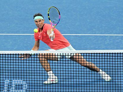 Nadal volea durante el partido de dobles del domingo en Brisbane.