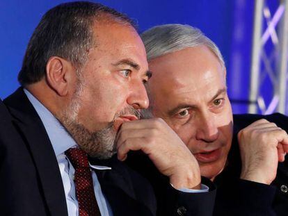 Avigdor Lieberman y Benjamin Netanyahu, en un acto electoral en 2013. 