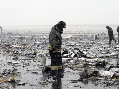 Un bombero, en la pista de aterrizaje tras el accidente en Rostov del Don (Rusia).