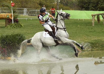 La británica Gemma Tattersall sobre su caballo Quicklook V compiten en un torneo individual en el Centro Ecuestre de Río de Janeiro.