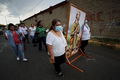 Familiares de los mineros atrapados durante una procesión en Sabinas.