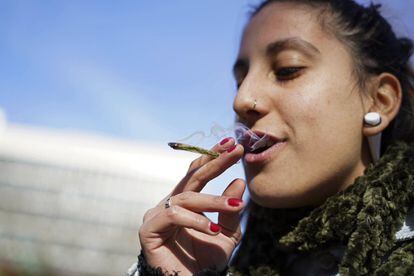 La venta de marihuana es legal en 16 farmacias de Uruguay desde este miércoles. La droga se agotó a las pocas horas y se vieron largas colas en los establecimientos que la dispensaban. Solo pueden adquirirla unos 5.000 ciudadanos que se habían registrado previamente.
