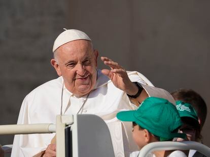 El papa Francisco saludaba este miércoles desde la plaza de San Pedro, en Ciudad del Vaticano.