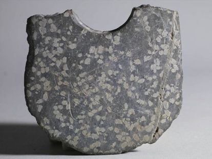 Un fragmento del hacha con los posibles restos de un lenguaje escrito. 