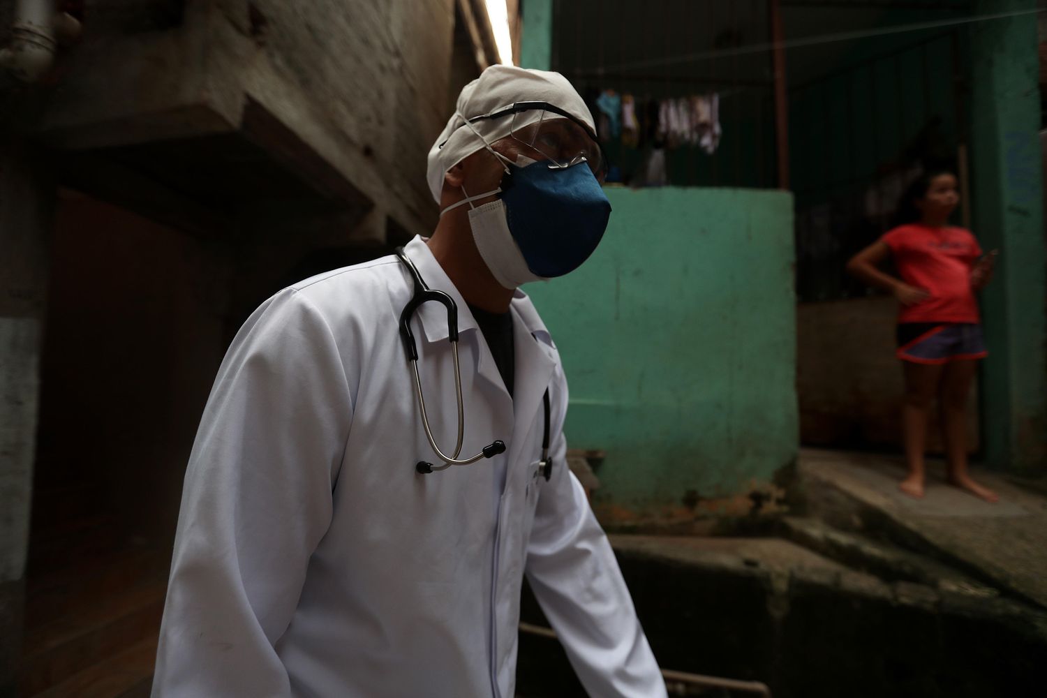 Un médico visita a posibles infectados de coronavirus en São Paulo (Brasil).