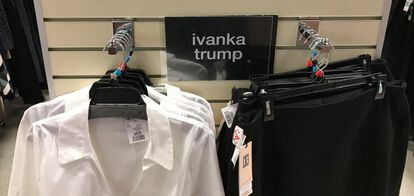 Blusas y pantalones de la colección de Ivanka Trump, en una tienda de Toronto (Canadá).