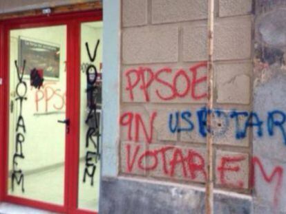 Pintadas en la sede del PSC en el barrio de Les Corts, en Barcelona.