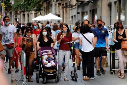 Gente paseando por el centro de Girona, el 6 de junio.