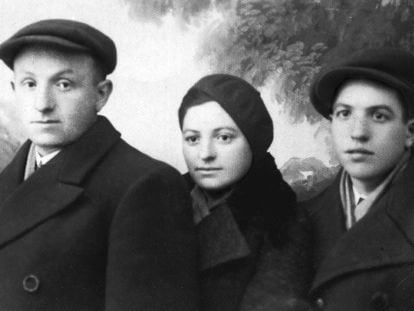 Familiares de Ivan Jablonka deportados desde Francia a los campos de concentración nazis. Imagen incluida en 'Historia de los abuelos que no tuve'.