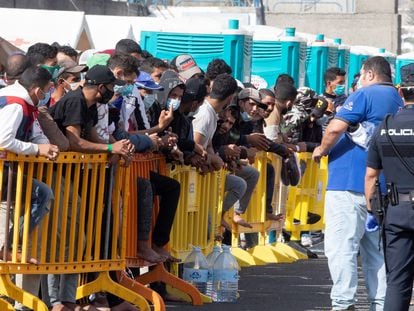 Un grupo de inmigrantes en el muelle de Arguineguín (Gran Canaria) en noviembre de 2020.