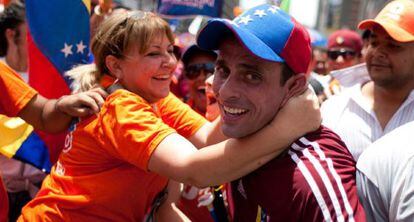 Capriles recibe el cariño de sus seguidores