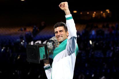 Djokovic celebra su victoria en el Open de Australia. El serbio batirá uno de los récords de Federer el 8 de marzo, cuando inicie su 311ª semana en la cúspide de la jerarquía mundial. El suizo quedó bloqueado en la 310 semanas.