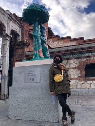 Andrea Wizner visitando su escultura en Matadero de Madrid. 