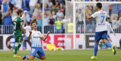 Roberto Rosales celebra con su compañero Juankar uno de los goles logrados la pasada jornada por el Málaga.