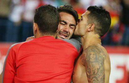 Reyes y Vitolo consuelan a Iborra (en el centro) tras perder la final. 