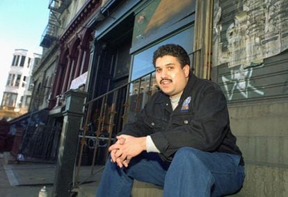 David Mills, fotografiado en 1995 en los decorados de la serie <i>Policías de Nueva York</i>.